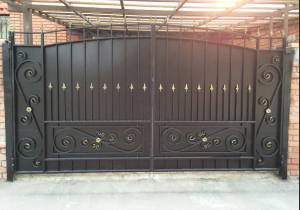 Кованые ворота с калиткой внутри ворот фото