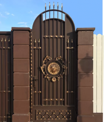 Кованые калитки Античные Лев в кустах